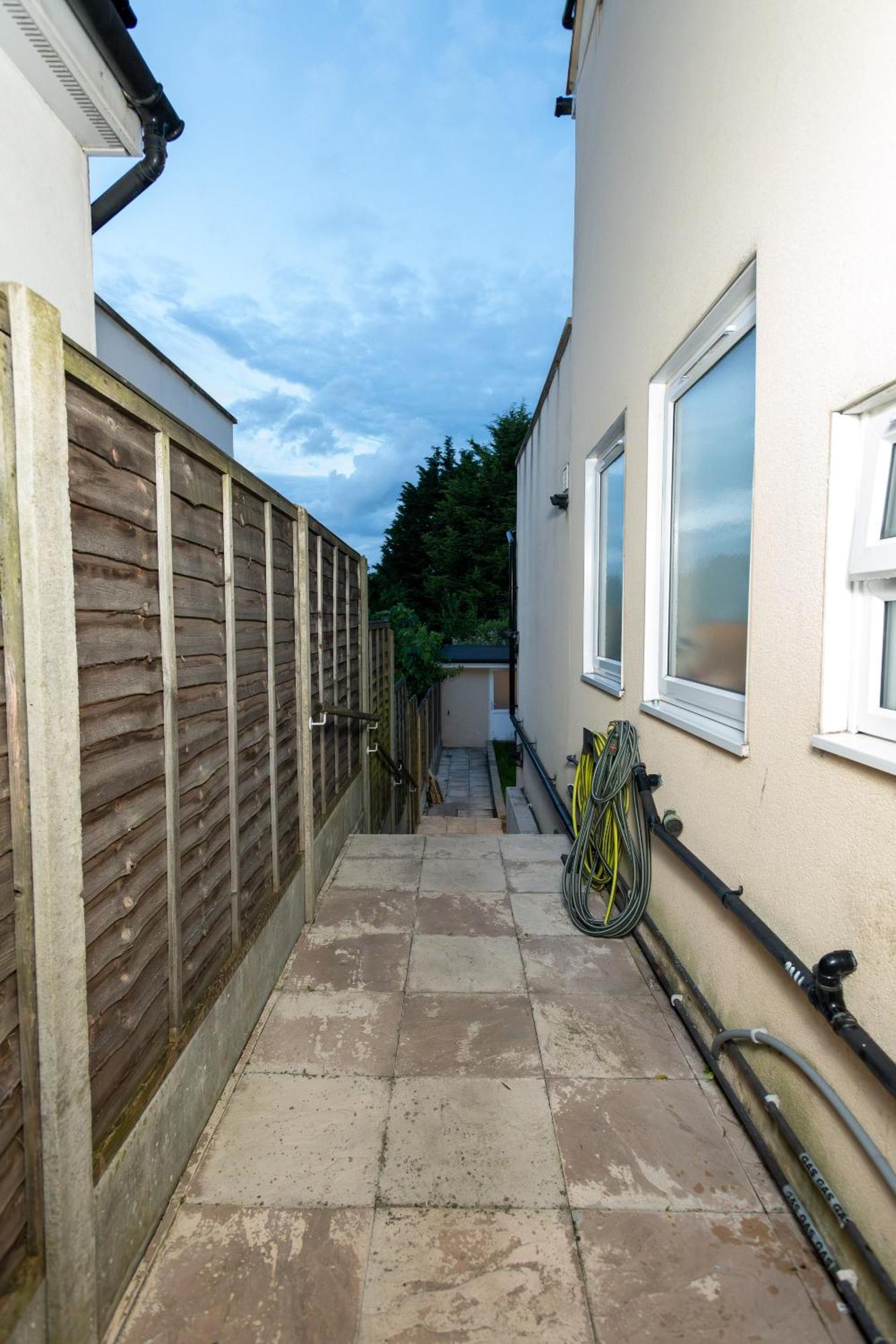 Cosy 1 Bedroom Basement Apartment With Private Patio Area London Kültér fotó